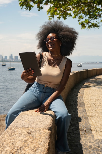 Gratis foto volledig geschoten vrouwenlezing op tablet