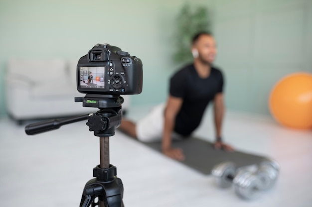 Volledig geschoten wazige man training met camera