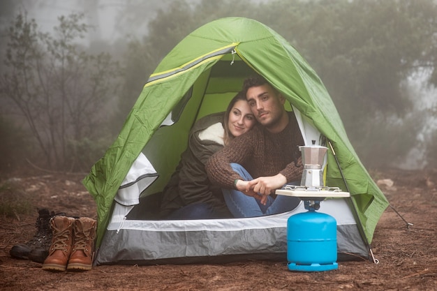 Volledig geschotene mensen die in tent zitten