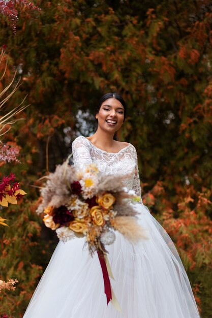 Volledig geschotene smileybruid met bloemen