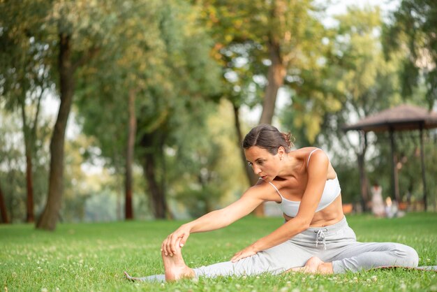 Volledig geschotene vrouw beoefenen van yoga