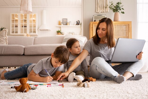 Volledig geschotene vrouw die aan laptop werkt