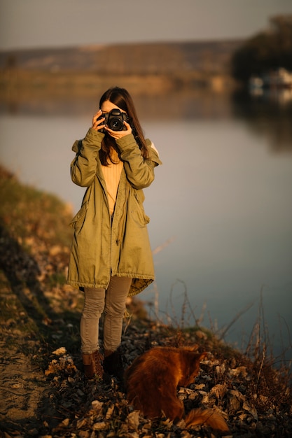 Gratis foto volledig geschotene vrouw die foto neemt