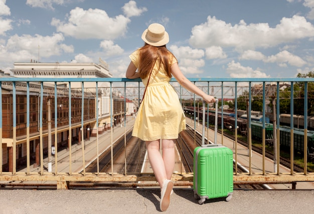 Gratis foto volledig geschotene vrouw die hoed draagt