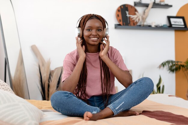 Volledig geschotene vrouw die hoofdtelefoons draagt