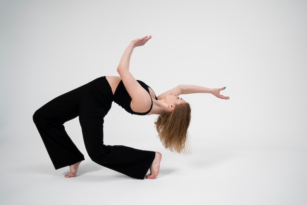 Volledig geschotene vrouw die in studio danst