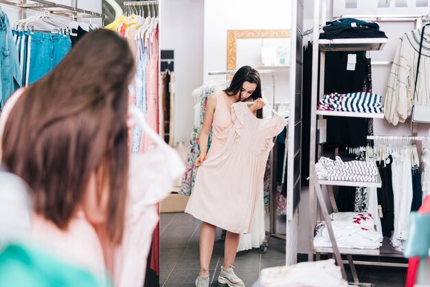 Volledig geschotene vrouw die kleding probeert