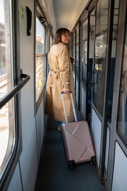 Volledig geschotene vrouw die met de trein reist