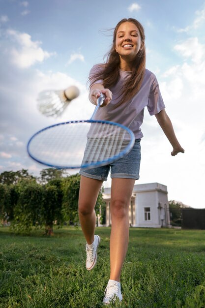 Volledig geschotene vrouw die tennisracket houdt