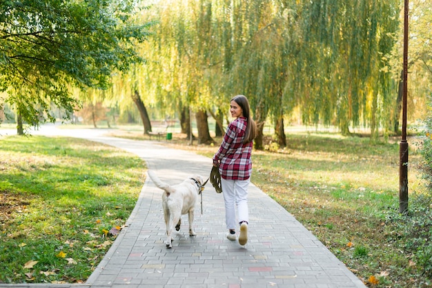 Volledig geschotene vrouw met beste vriend in het park