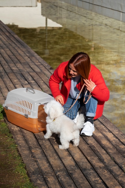 Gratis foto volledig geschotene vrouw met huisdierendrager