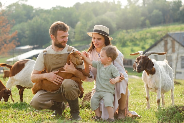 Gratis foto volledig gezin op het platteland