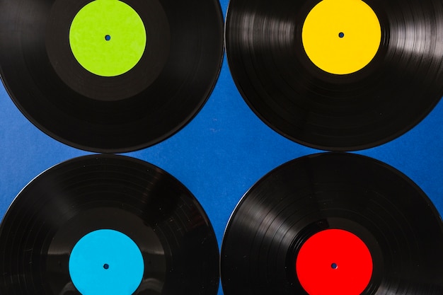 Gratis foto volledig kader van kleurrijk vinylverslag op blauwe achtergrond