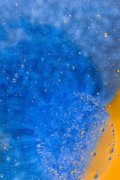 Volledig kaderschot van blauwe achtergrond met waterbellen