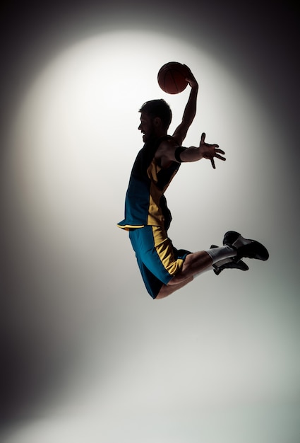 Volledig lengteportret van een basketbalspeler met bal