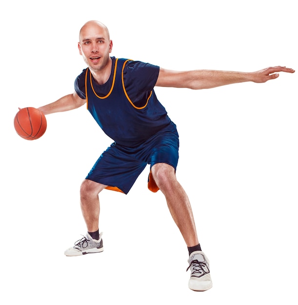 Volledig lengteportret van een basketbalspeler met bal