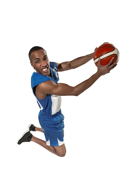 Gratis foto volledig lengteportret van een basketbalspeler met bal