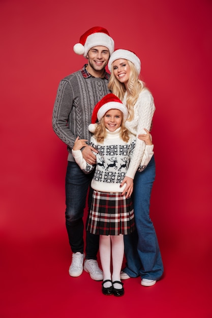 Volledig lengteportret van een glimlachend gezin met een kind Gratis Foto