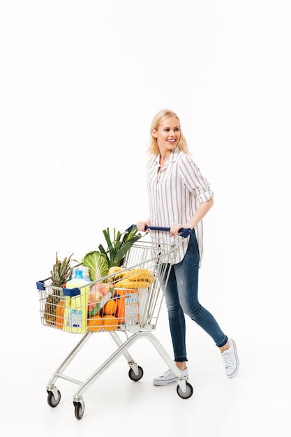 Volledig lengteportret van een glimlachende vrouw