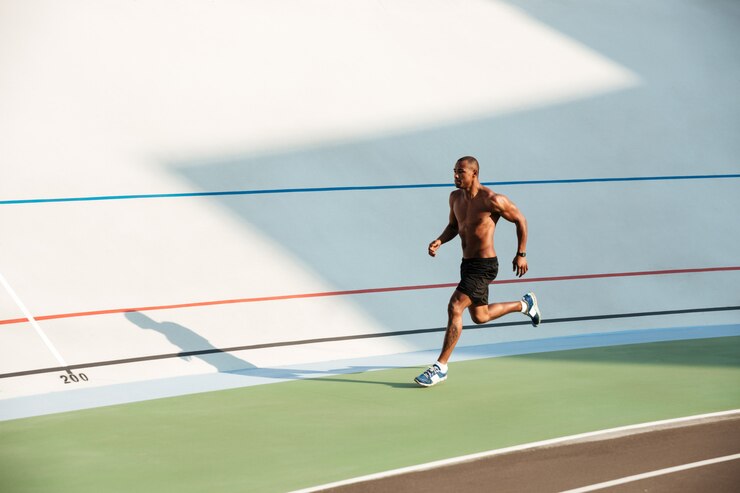 Gratis Foto volledig lengteportret van een spier half naakte sportman