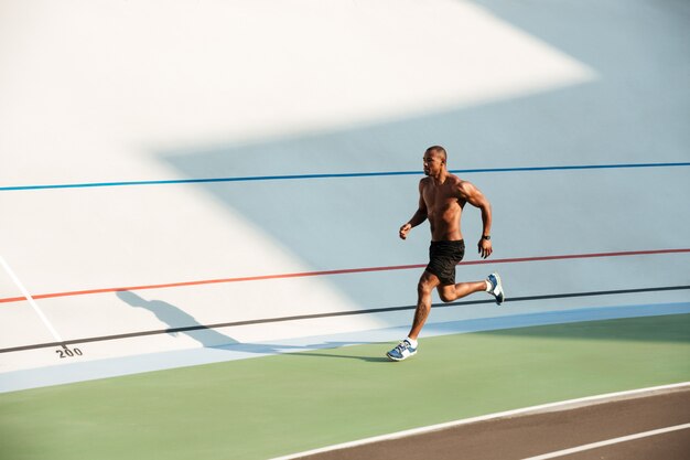 Volledig lengteportret van een spier half naakte sportman