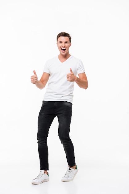 Volledig lengteportret van een vrolijke mens in witte t-shirt