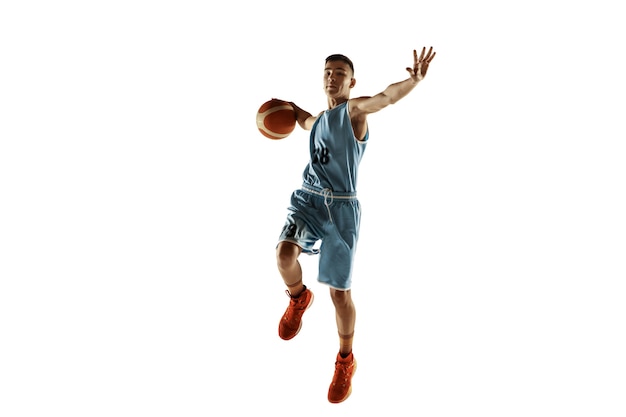 Gratis foto volledig lengteportret van jonge basketbalspeler met een bal die op wit wordt geïsoleerd