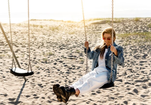 Volledig neergeschoten vrouw op het strand