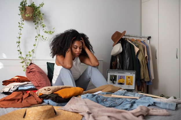 Gratis foto volledig neergeschoten vrouw zitten in bed