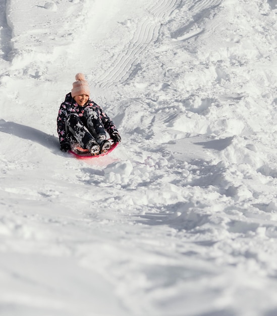 Volledig ontsproten gelukkig meisje in sneeuw in openlucht