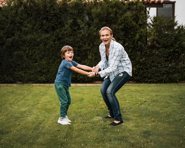 Volledig schot gelukkige vrouw en kind