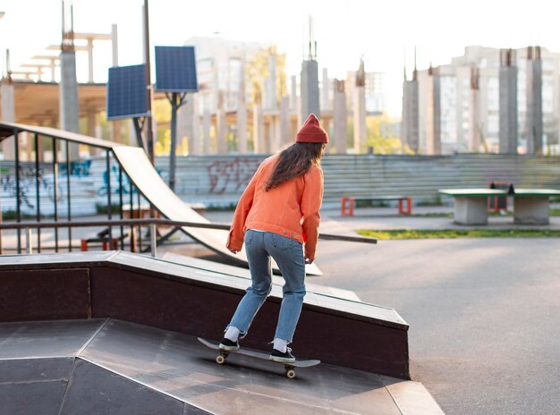 Volledig schot jong meisje op skate buitenshuis