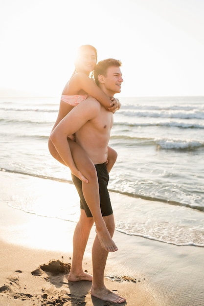 Gratis foto volledig schot leuk paar bij strand