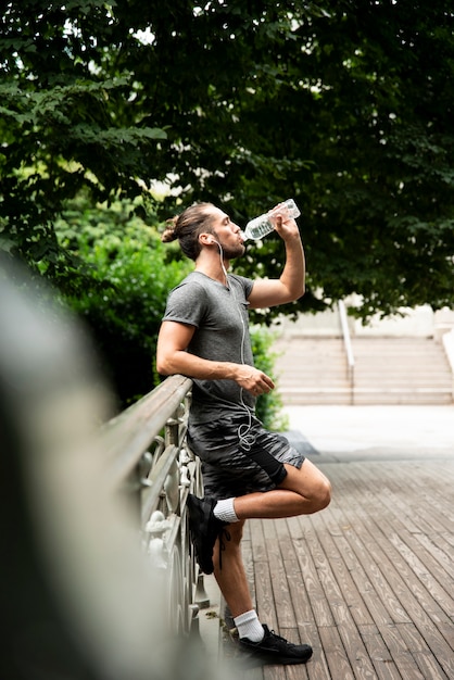 Volledig schot van agent drinkwater