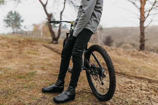 Volledig schot van de mens die op een fiets berijdt