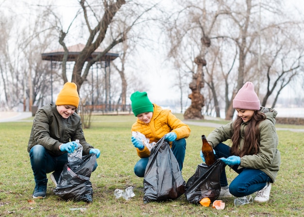 Volledig schot van jonge geitjes die op grond recyclen