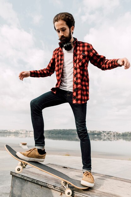 Volledig schot van mens het in evenwicht brengen op skateboard