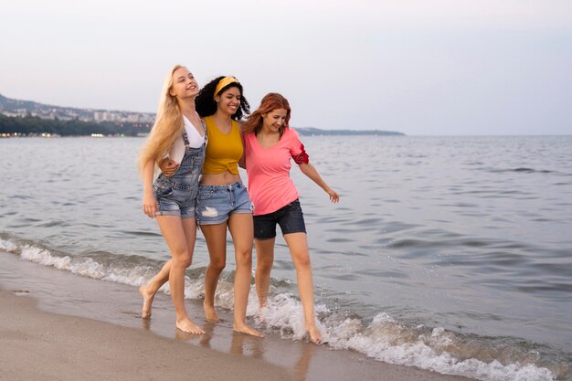 Volledig schot van mooie vrienden bij strand