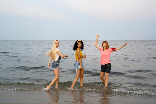 Volledig schot van mooie vrienden bij strand