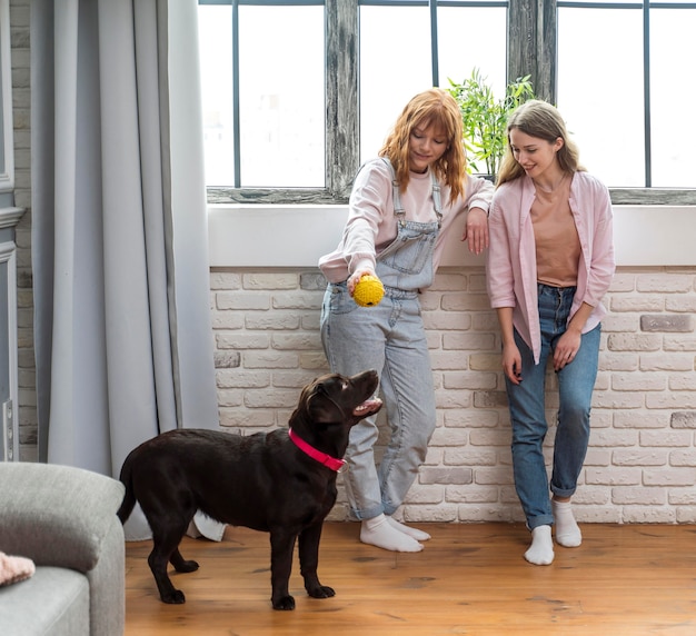 Gratis foto volledig schot vrouw met gele bal