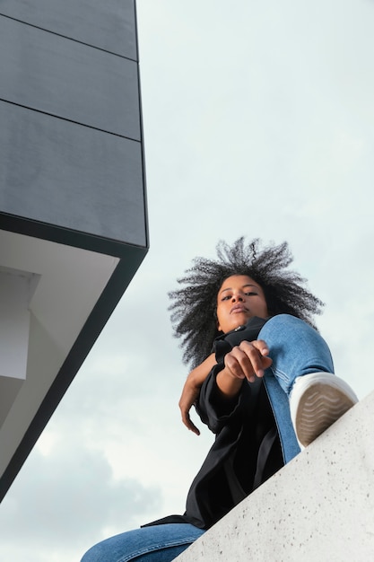 Volledig schot vrouw poseren stedelijk portret