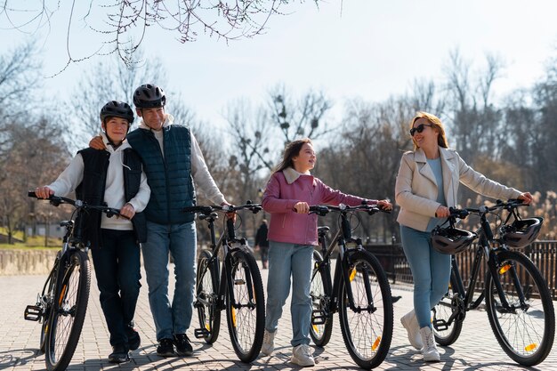 Volledig shot familie samen fietsen