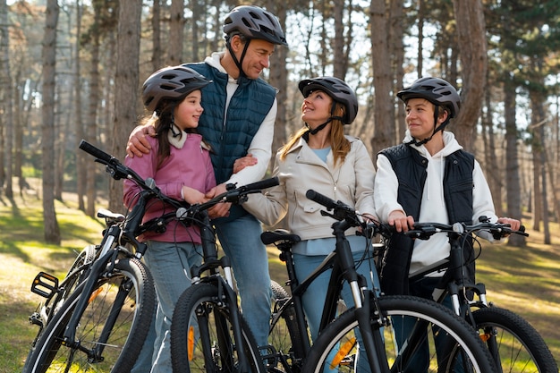 Volledig shot familie samen fietsen