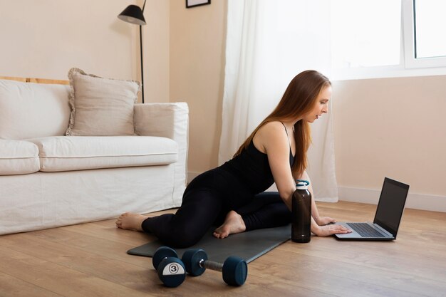 Volledig shot vrouw training met laptop