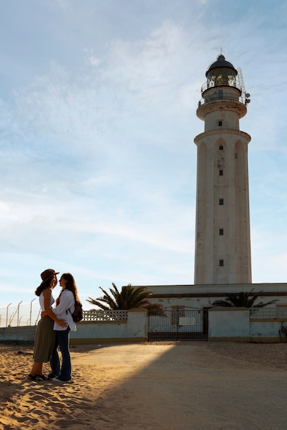 Gratis foto volledige foto van vrouwen die poseren met een vuurtoren