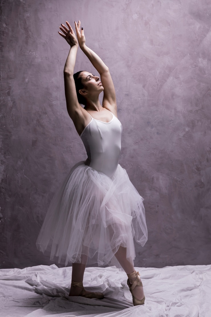 Gratis Foto volledige geschotene ballerina die elegant stelt
