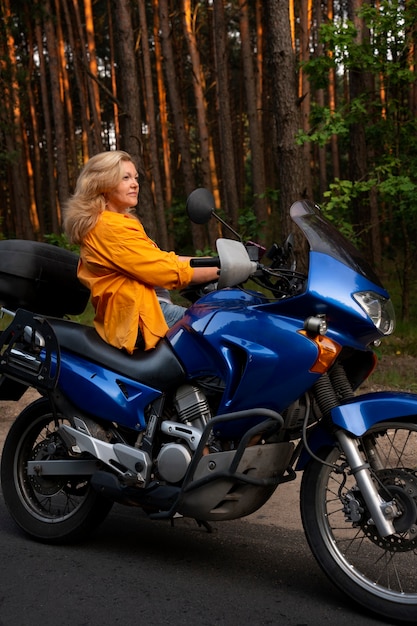 Volledige opname coole oude vrouw met motorfiets