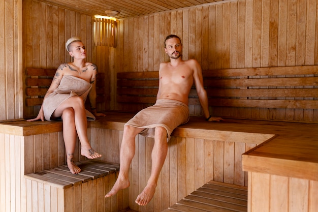 Gratis foto volledige opname mensen ontspannen in de sauna