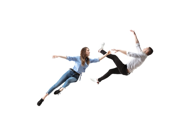 Gratis foto volledige opname van jonge vrouw en man die in de lucht zweven