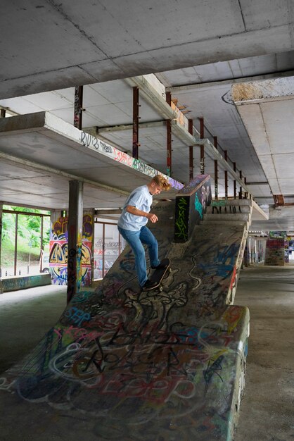 Volledige shot coole tiener op skateboard